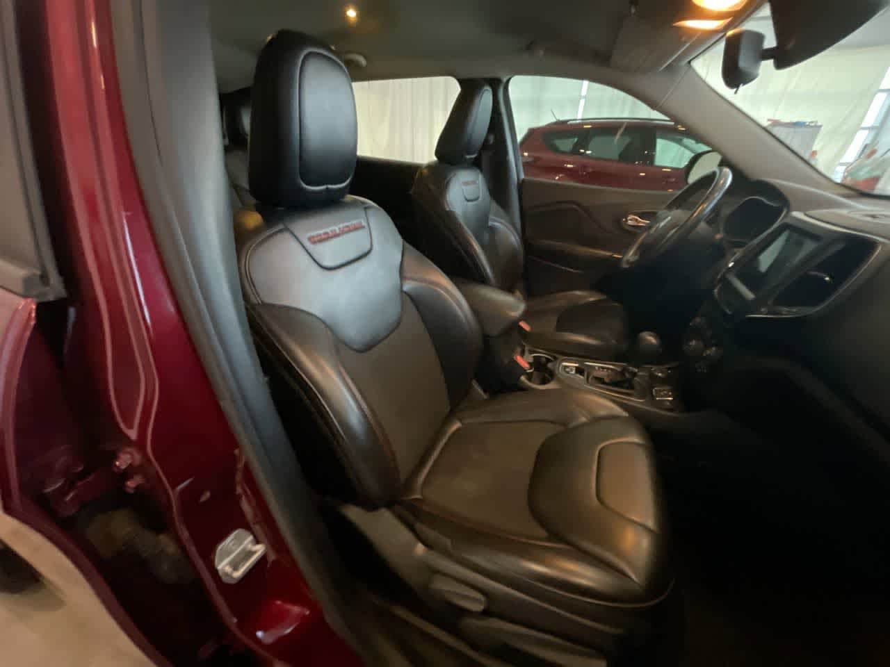 Thumbnail: 2019 Jeep Cherokee - 24