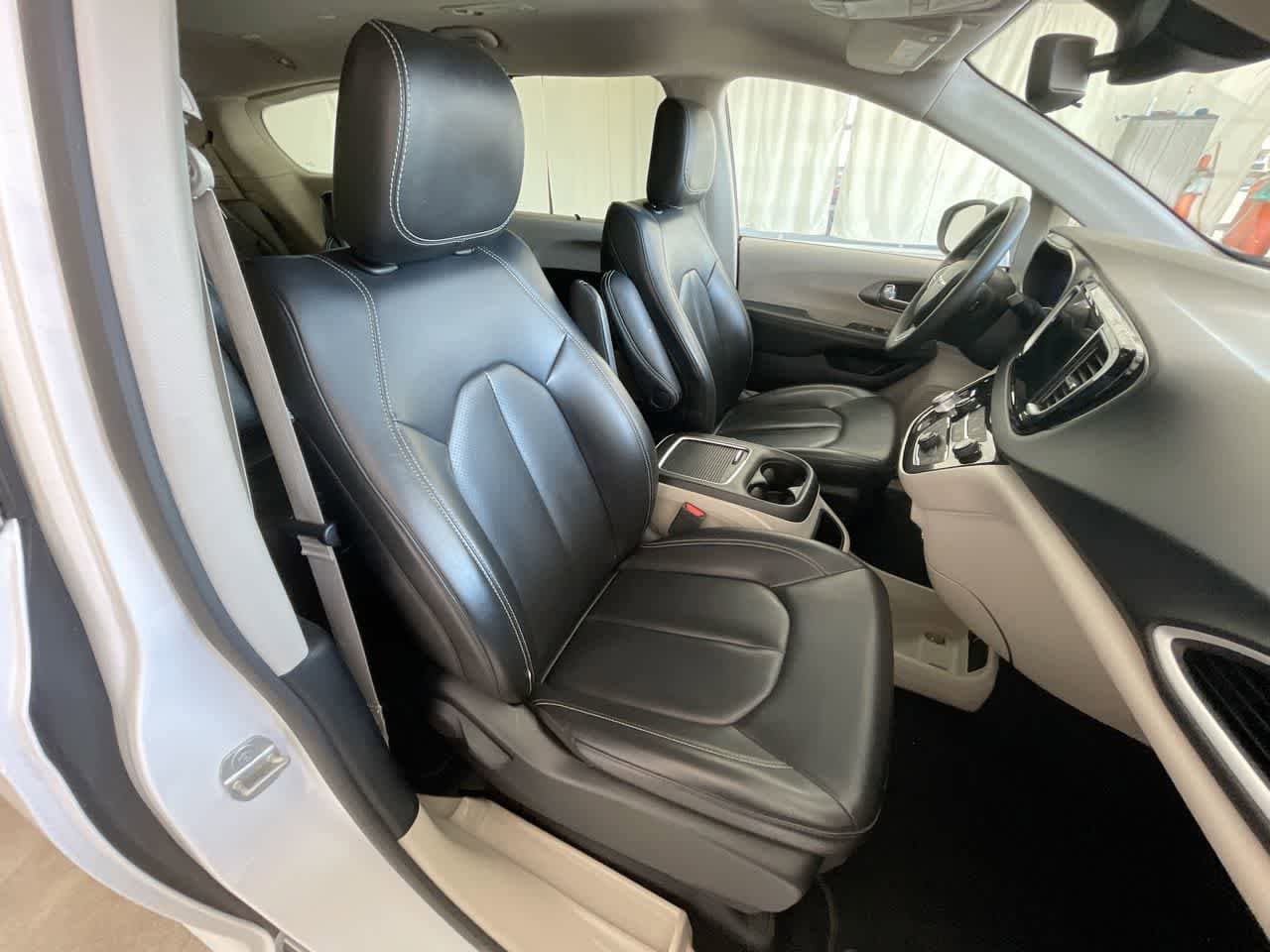 Thumbnail: 2023 Chrysler Pacifica - 24