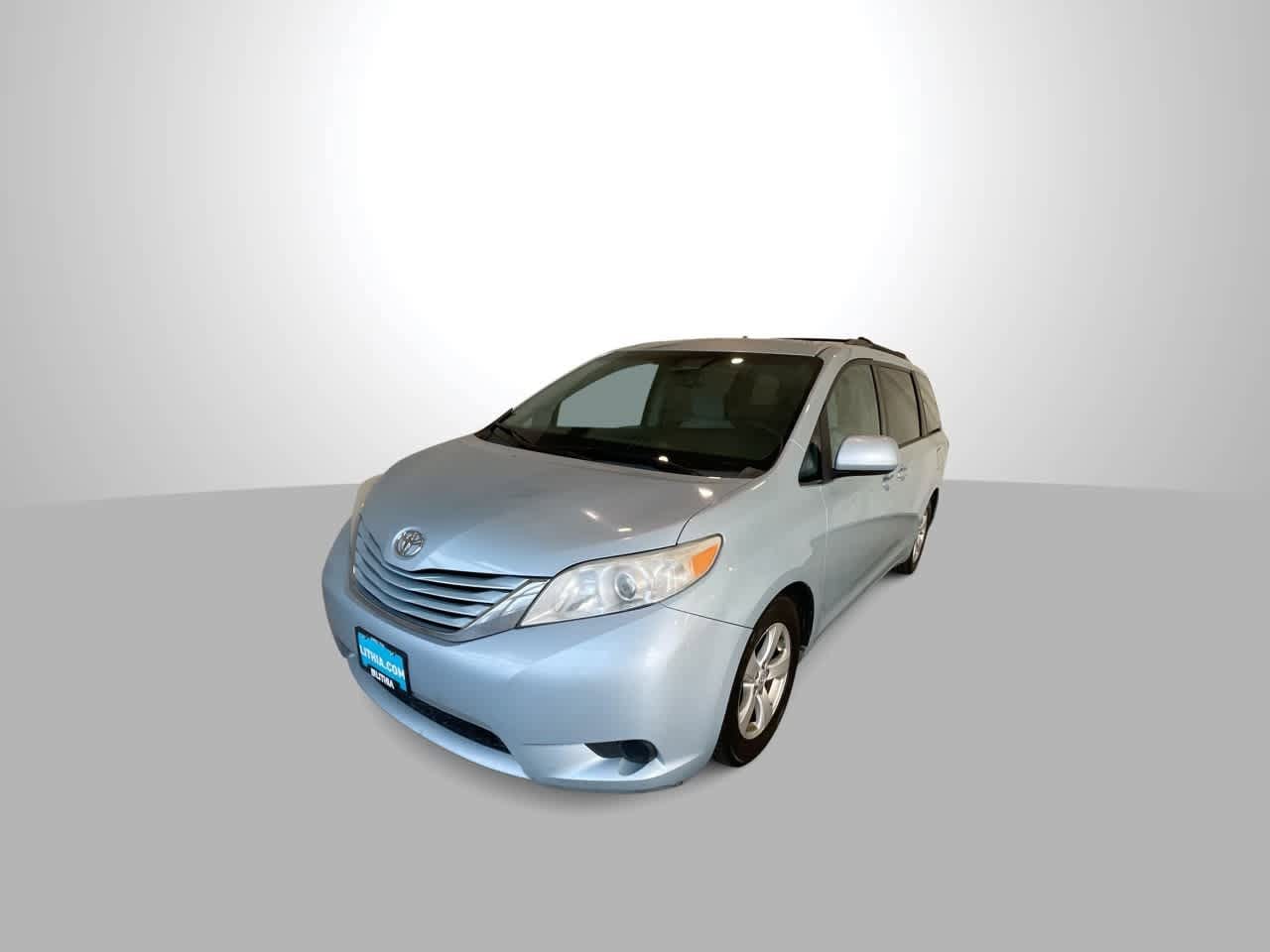 Thumbnail: 2015 Toyota Sienna - 4