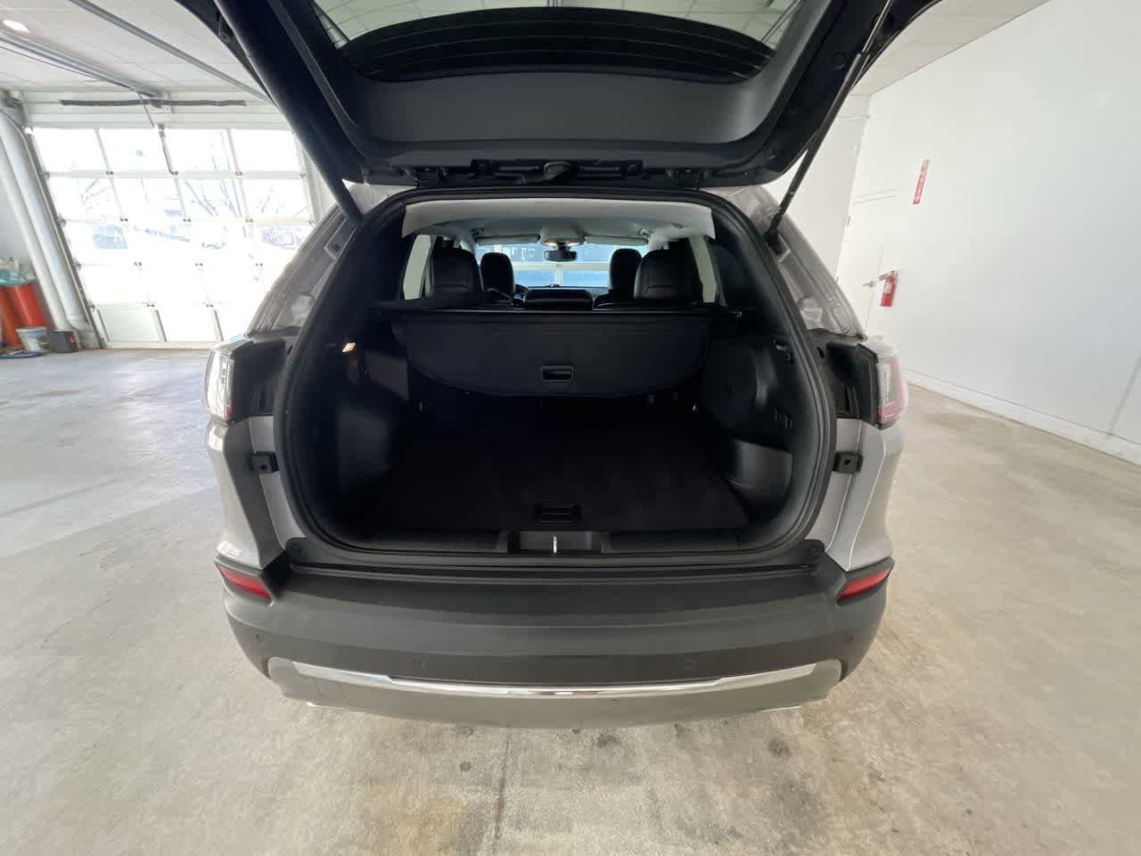 Thumbnail: 2019 Jeep Cherokee - 23