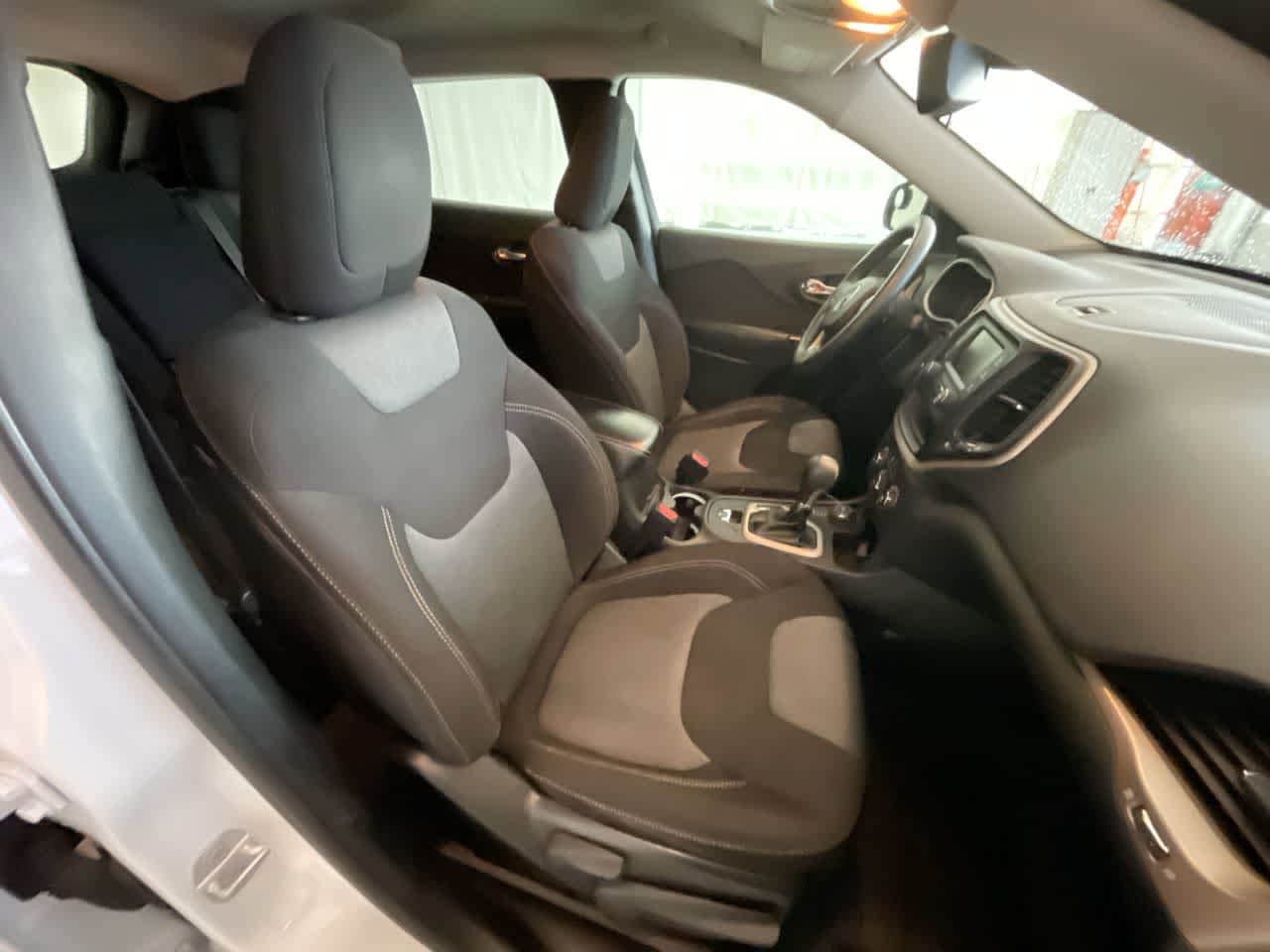 Thumbnail: 2015 Jeep Cherokee - 24