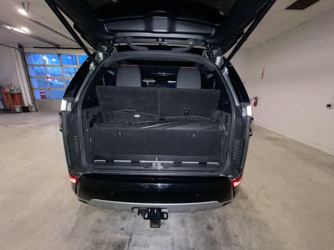 Thumbnail: 2020 Land Rover Discovery - 25