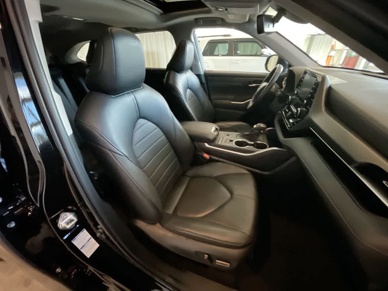 Thumbnail: 2022 Toyota Highlander - 26