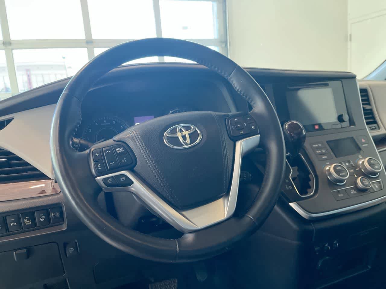 Thumbnail: 2016 Toyota Sienna - 14