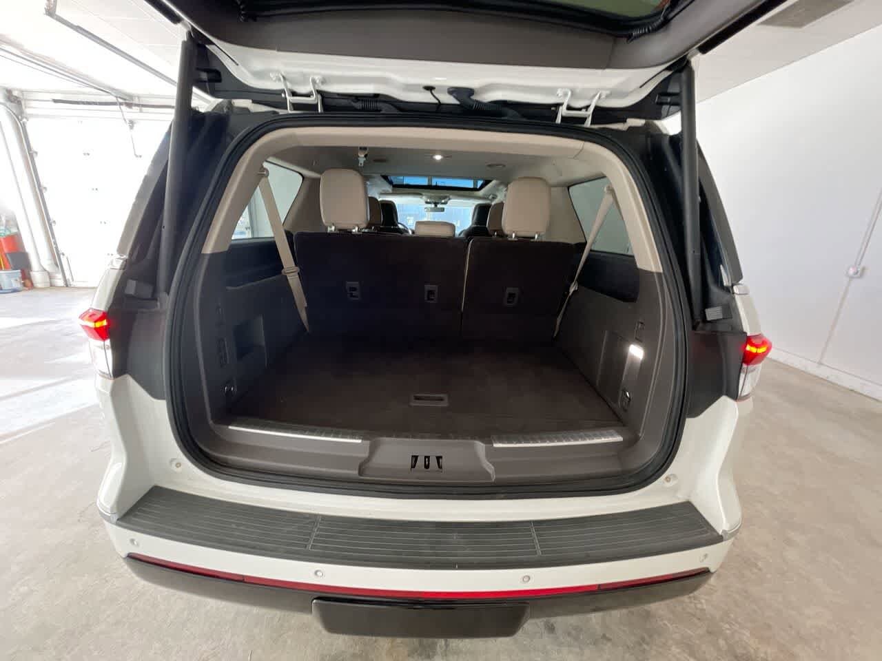 Thumbnail: 2022 Lincoln Navigator L - 25