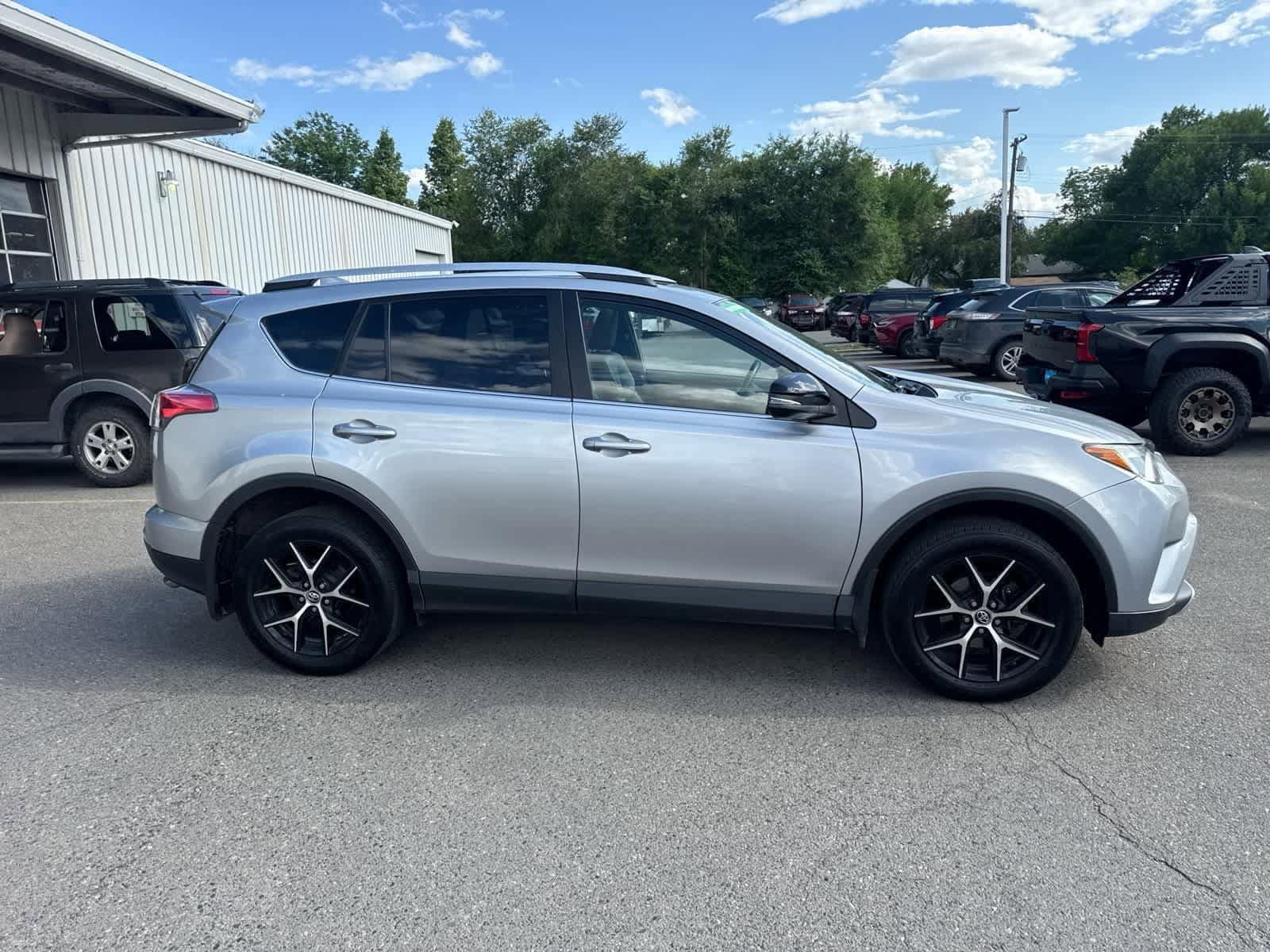 Thumbnail: 2016 Toyota RAV4 - 15