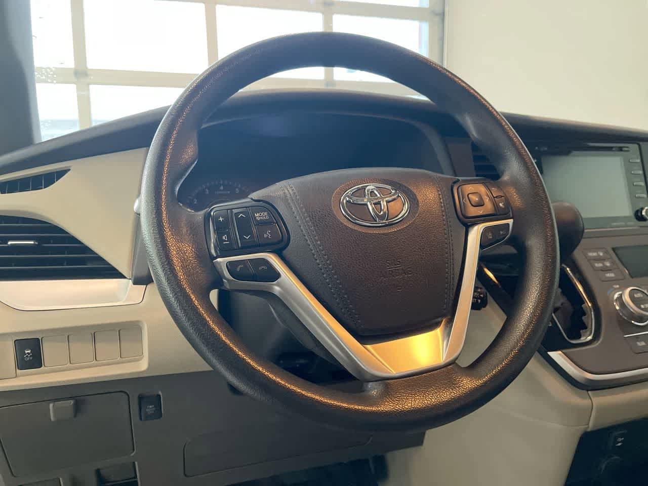 Thumbnail: 2020 Toyota Sienna - 14