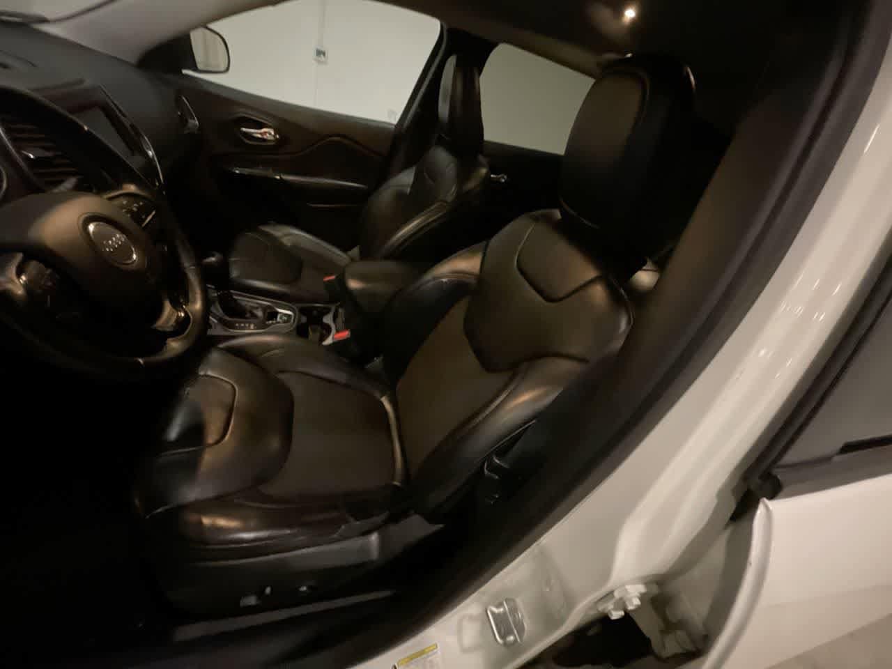 Thumbnail: 2019 Jeep Cherokee - 11