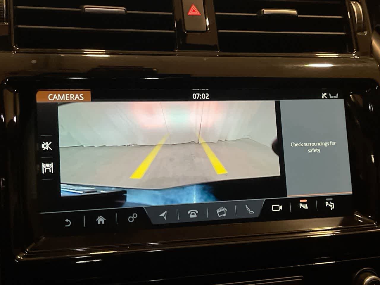 Thumbnail: 2020 Land Rover Discovery - 17