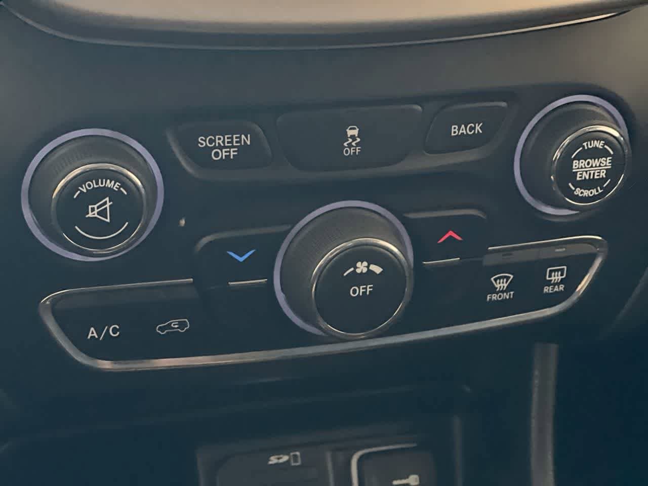 Thumbnail: 2015 Jeep Cherokee - 18