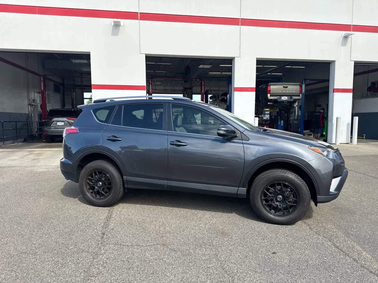 Thumbnail: 2018 Toyota RAV4 - 3