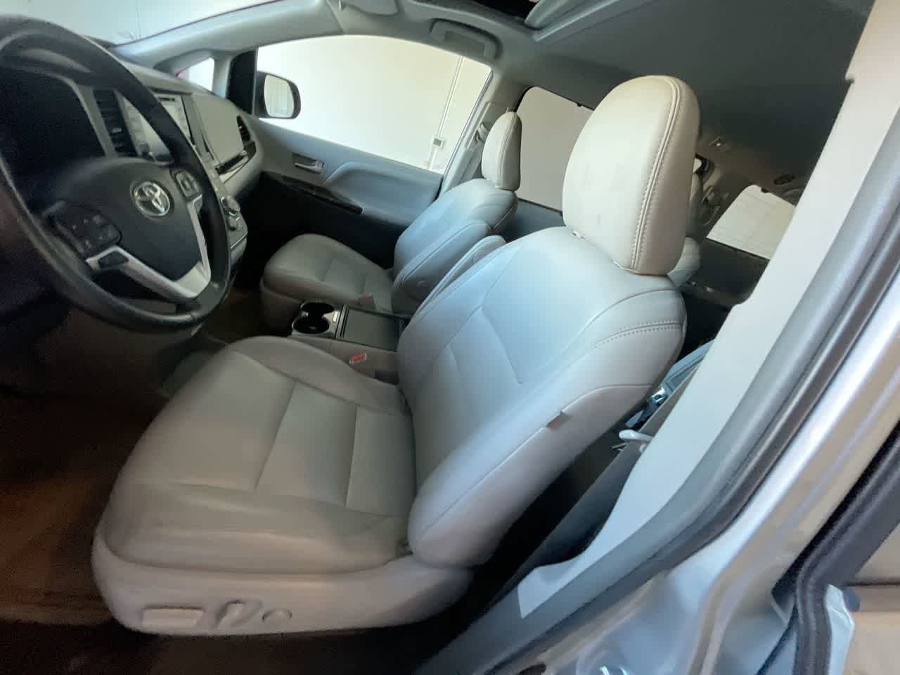 Thumbnail: 2019 Toyota Sienna - 11