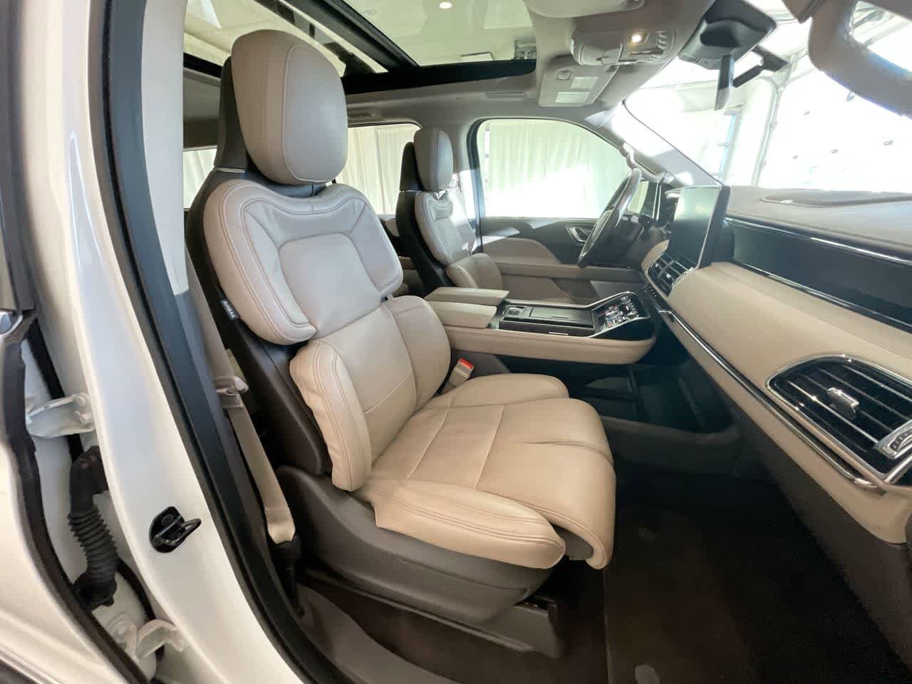 Thumbnail: 2022 Lincoln Navigator L - 26