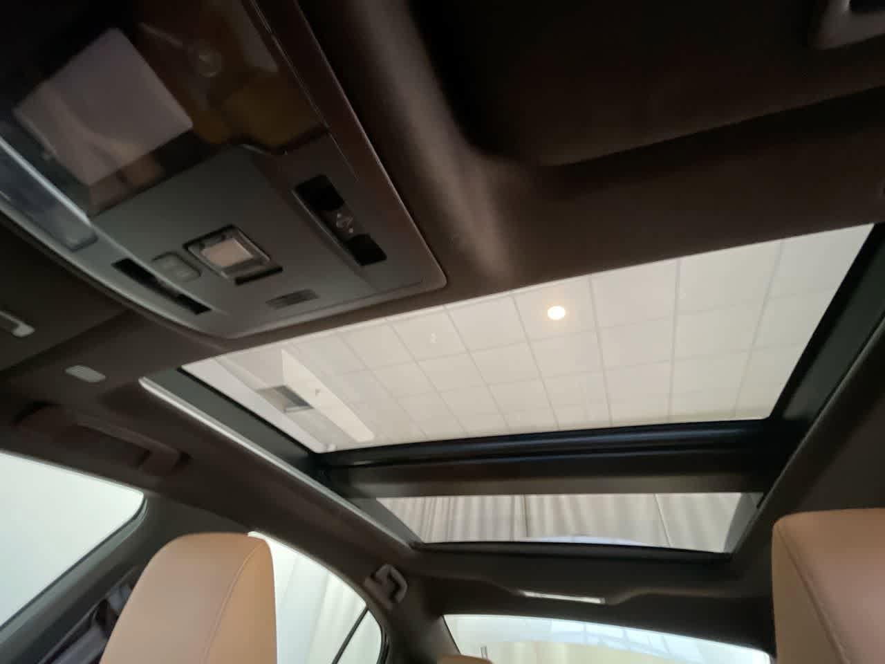 Thumbnail: 2020 Lexus ES - 22