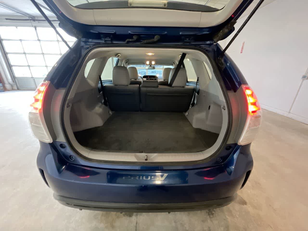 Thumbnail: 2017 Toyota Prius v - 23