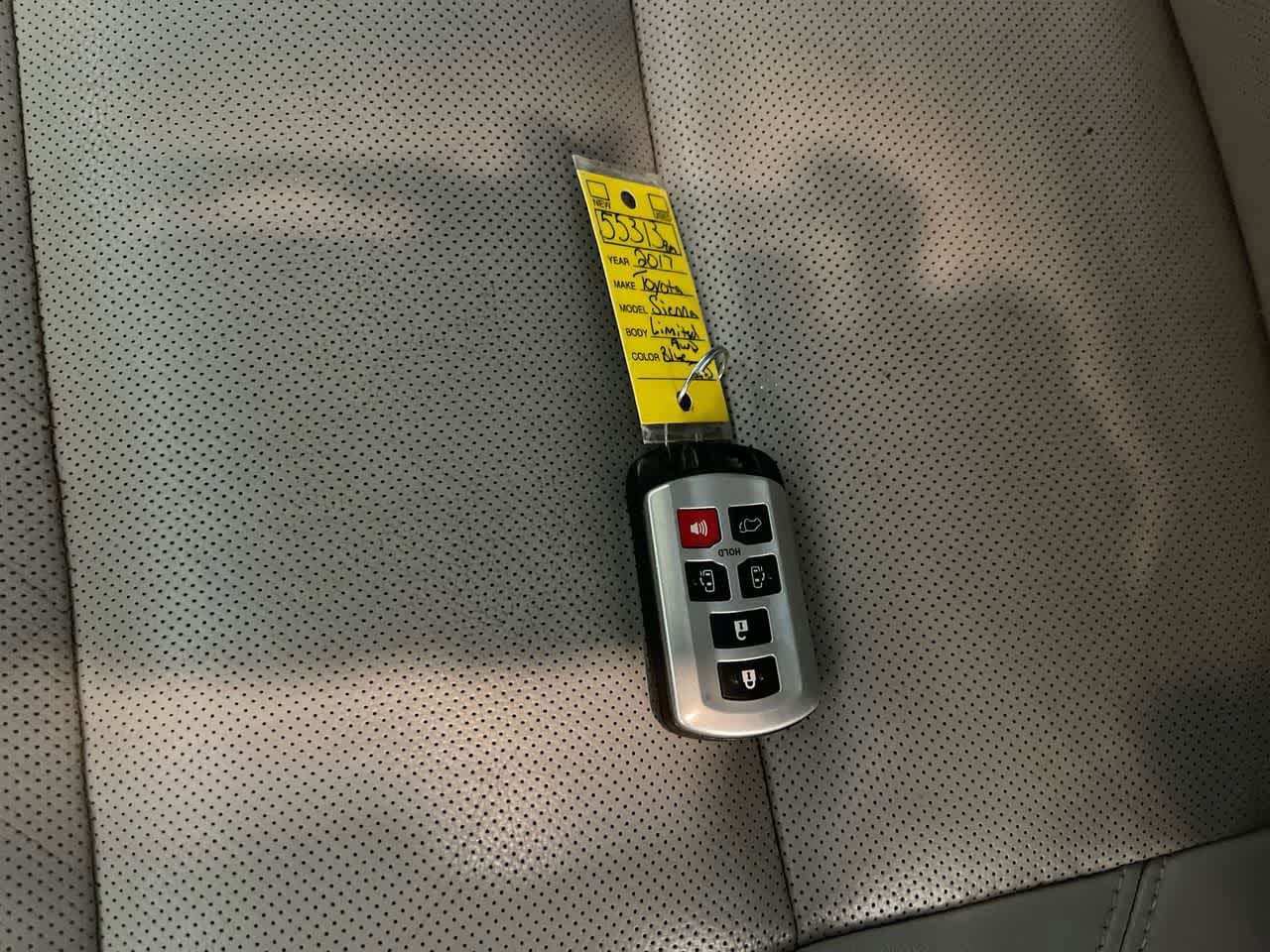 Thumbnail: 2017 Toyota Sienna - 28