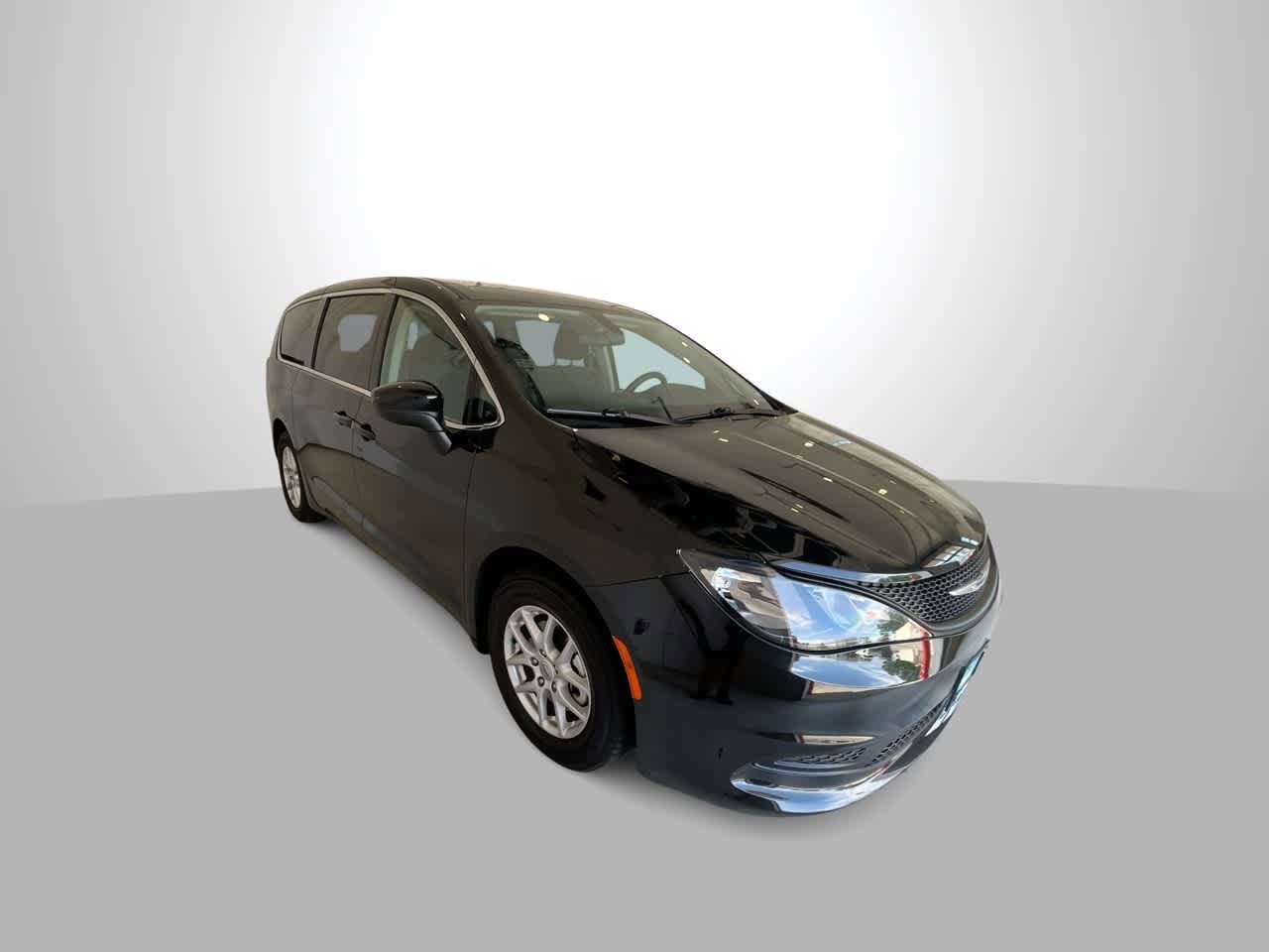 2022 Chrysler Voyager LX photo 2
