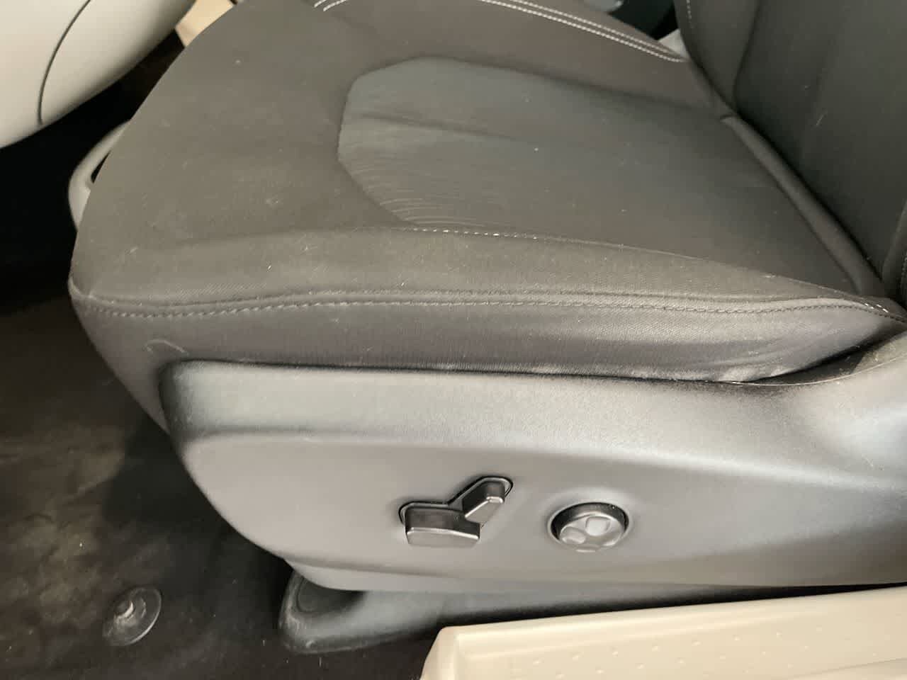 Thumbnail: 2023 Chrysler Voyager - 12