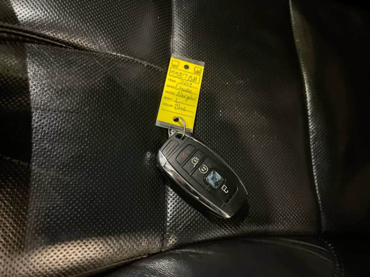 Thumbnail: 2019 Lincoln Navigator L - 28