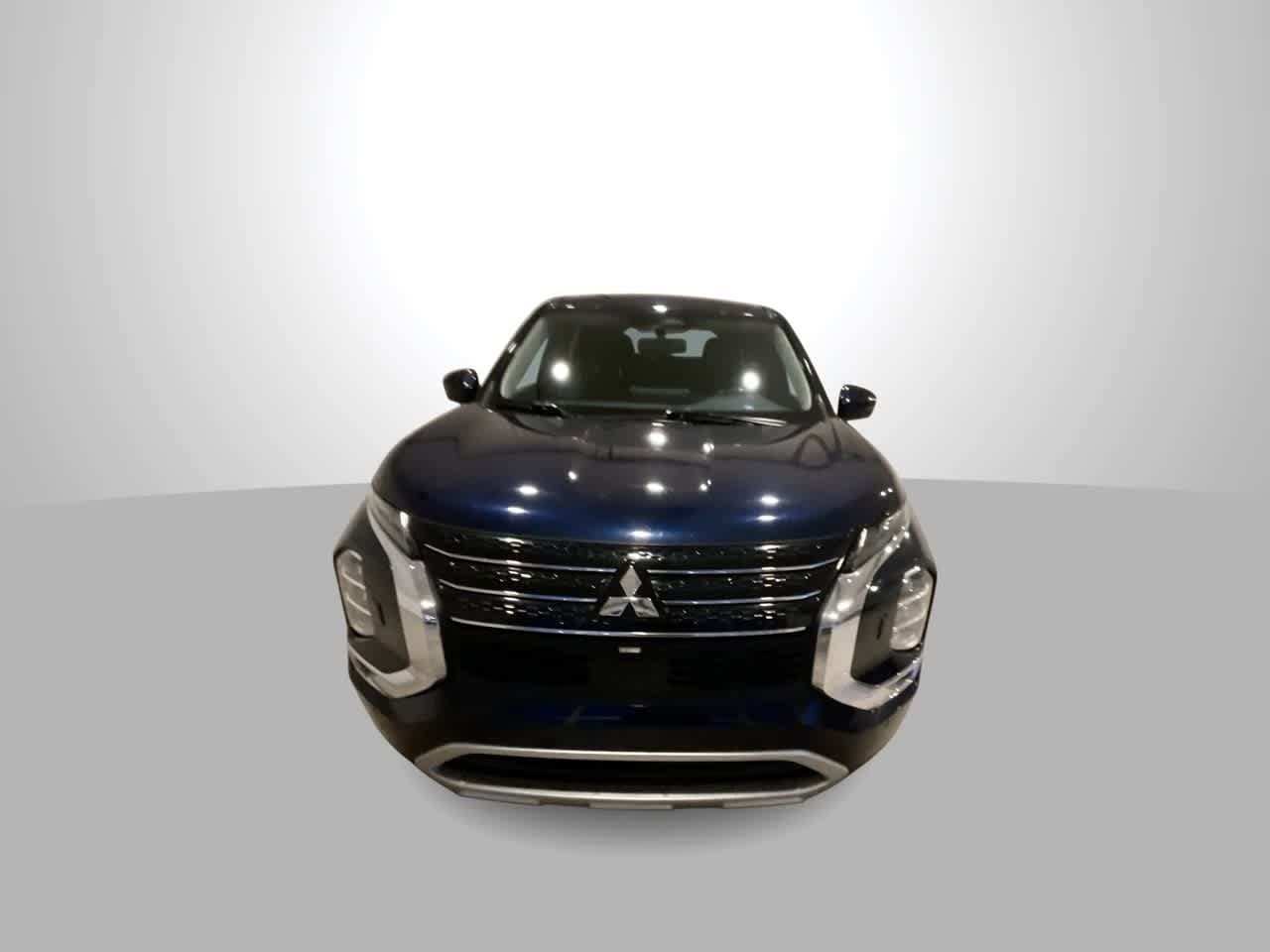 Thumbnail: 2023 Mitsubishi Outlander - 3