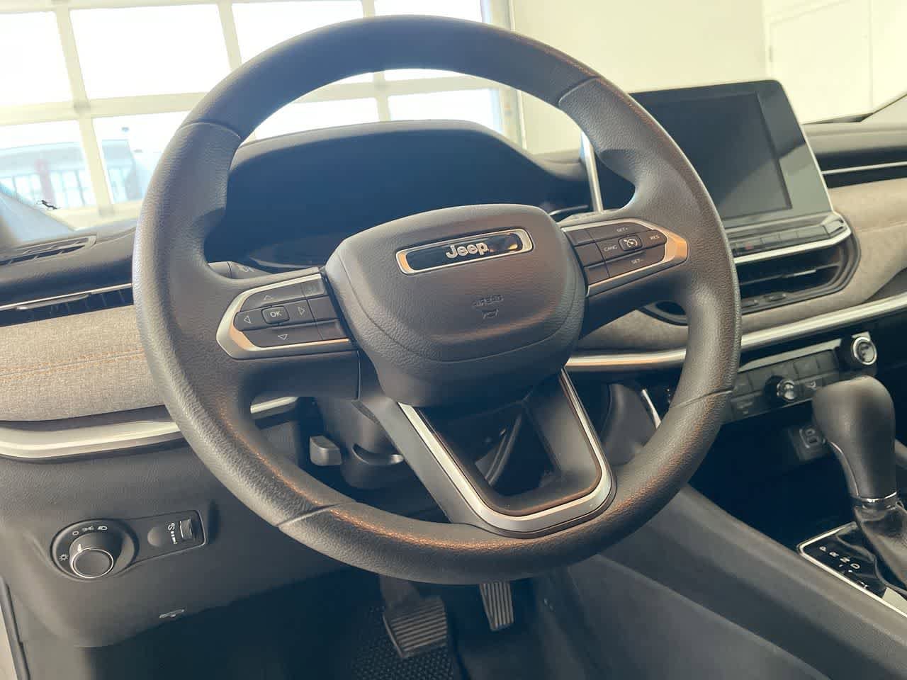 Thumbnail: 2022 Jeep Compass - 14