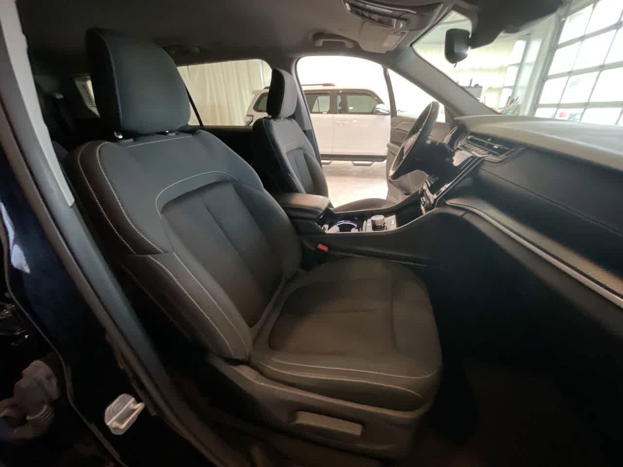 Thumbnail: 2023 Jeep Grand Cherokee L - 24