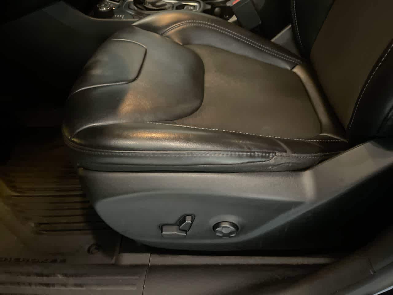 Thumbnail: 2019 Jeep Cherokee - 12