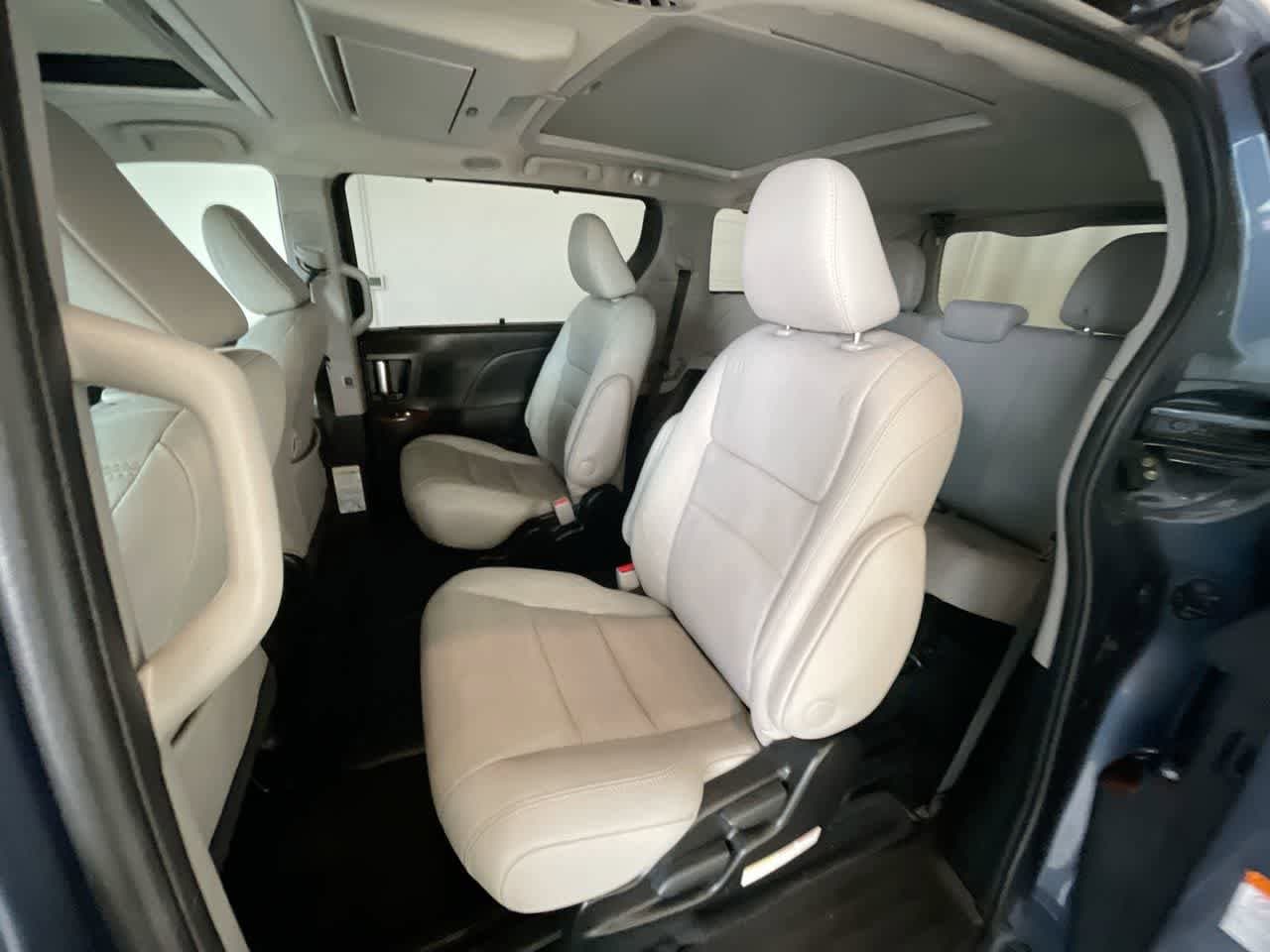 Thumbnail: 2017 Toyota Sienna - 23