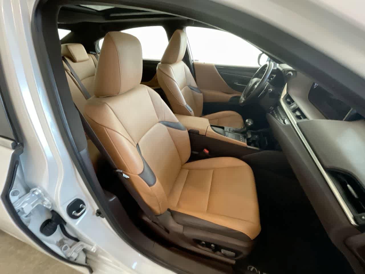 Thumbnail: 2020 Lexus ES - 25