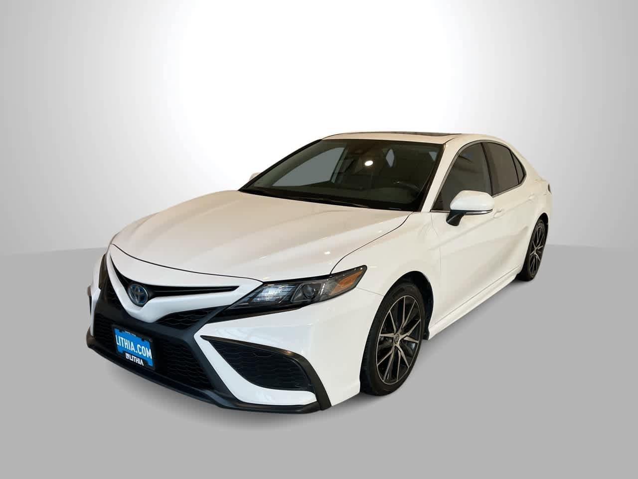 2022 Toyota Camry SE's photo