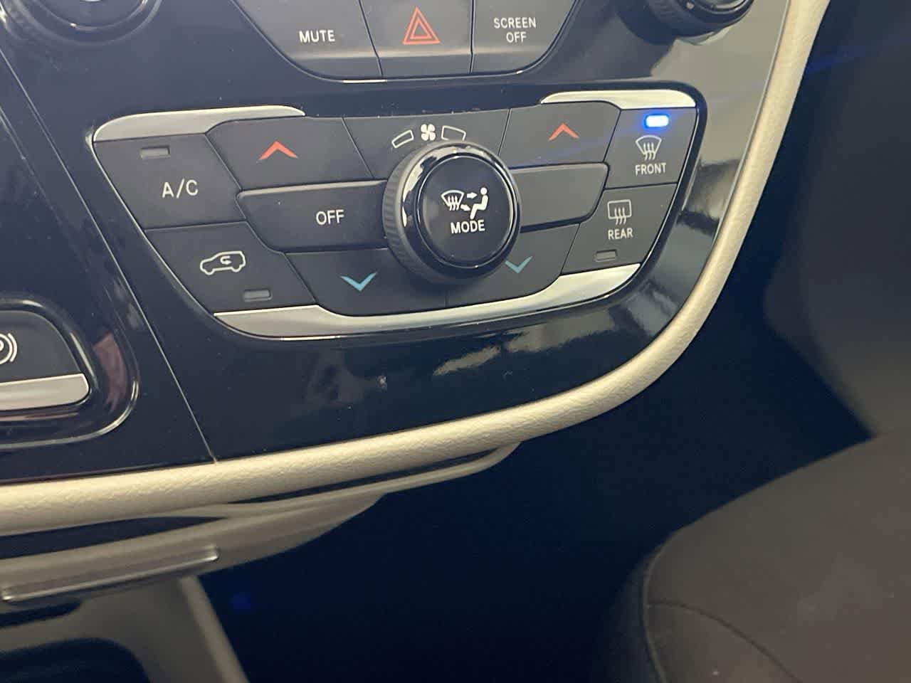 Thumbnail: 2023 Chrysler Voyager - 18