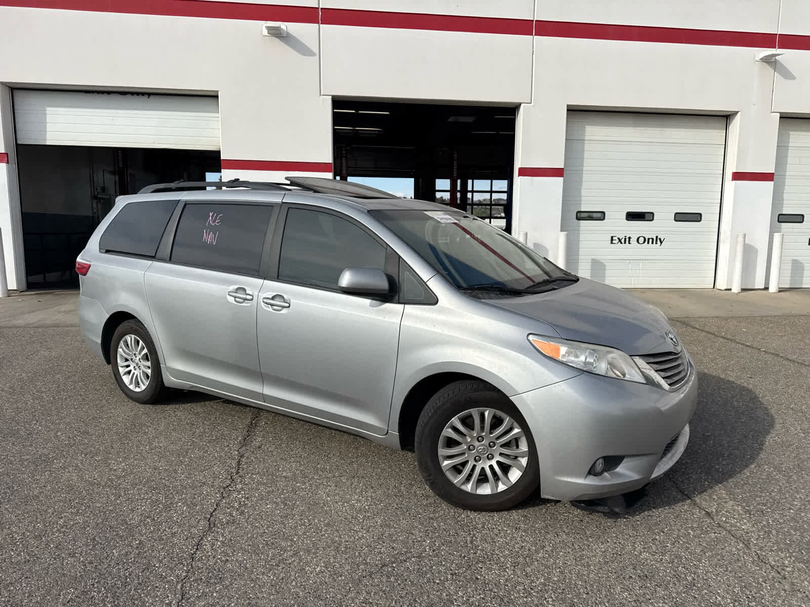 2017 Toyota Sienna XLE photo 2