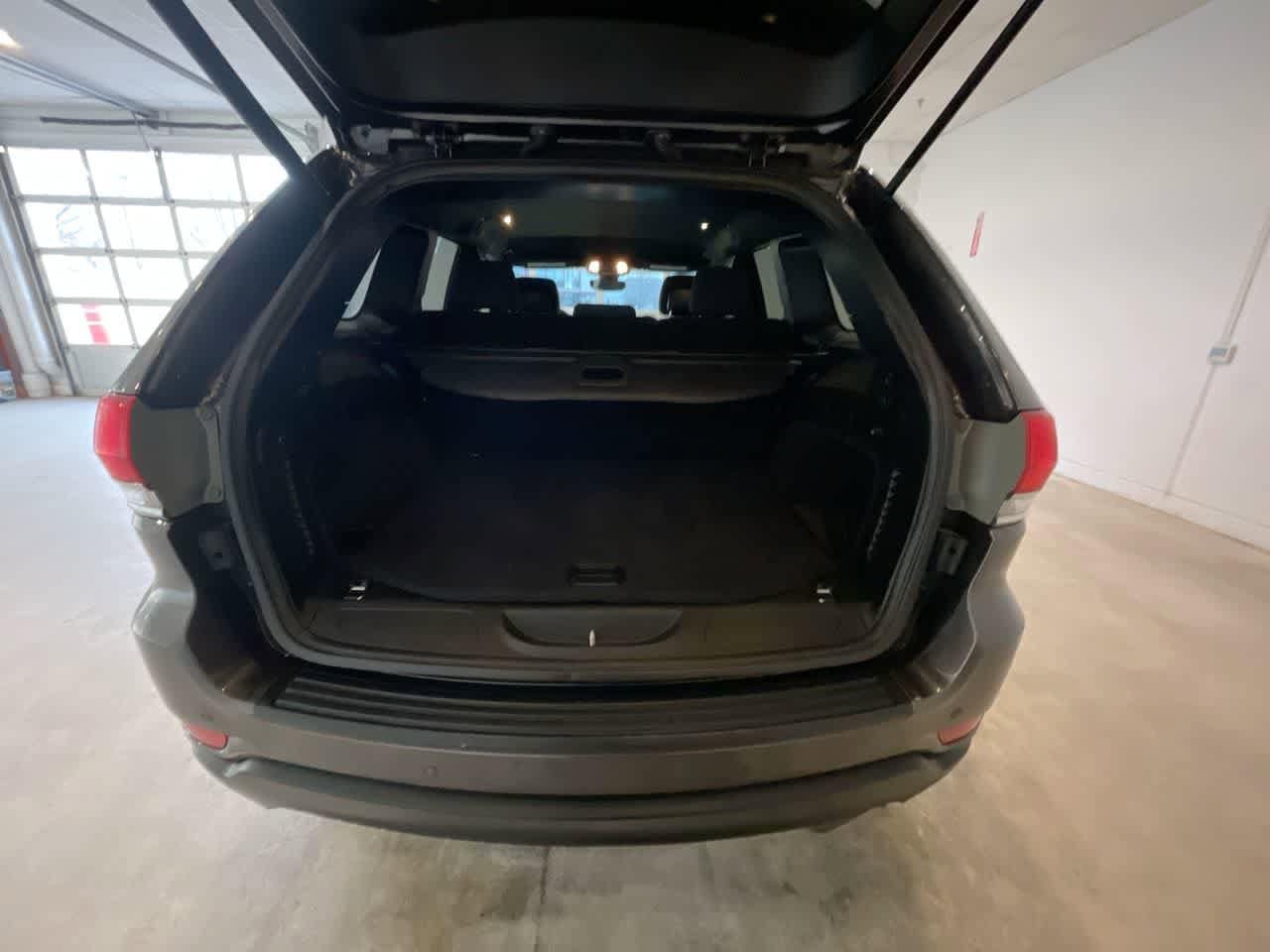 Thumbnail: 2017 Jeep Grand Cherokee - 23