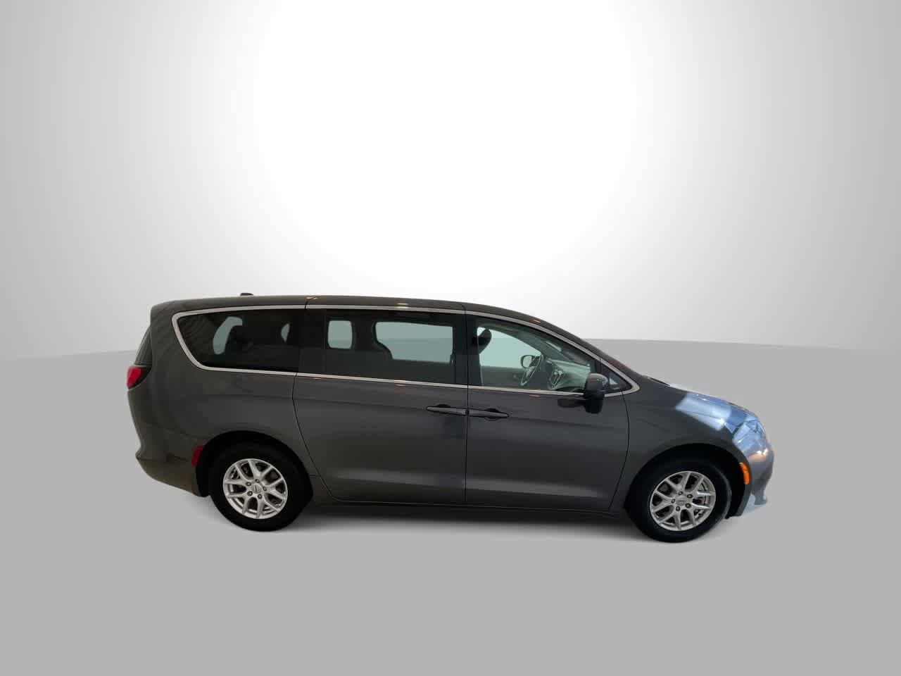 Thumbnail: 2021 Chrysler Voyager - 9
