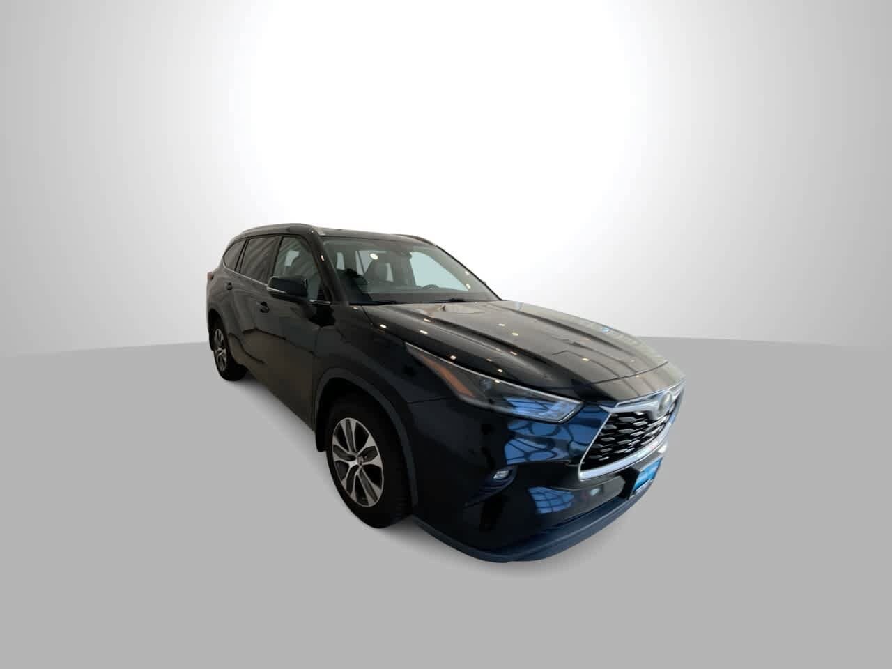 2021 Toyota Highlander XLE photo 2