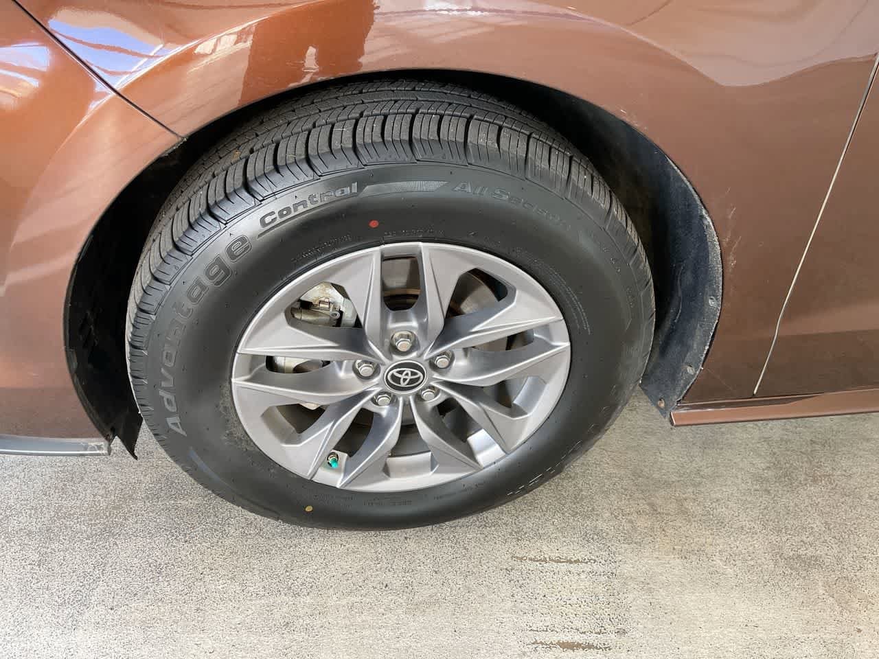 Thumbnail: 2023 Toyota Sienna - 10