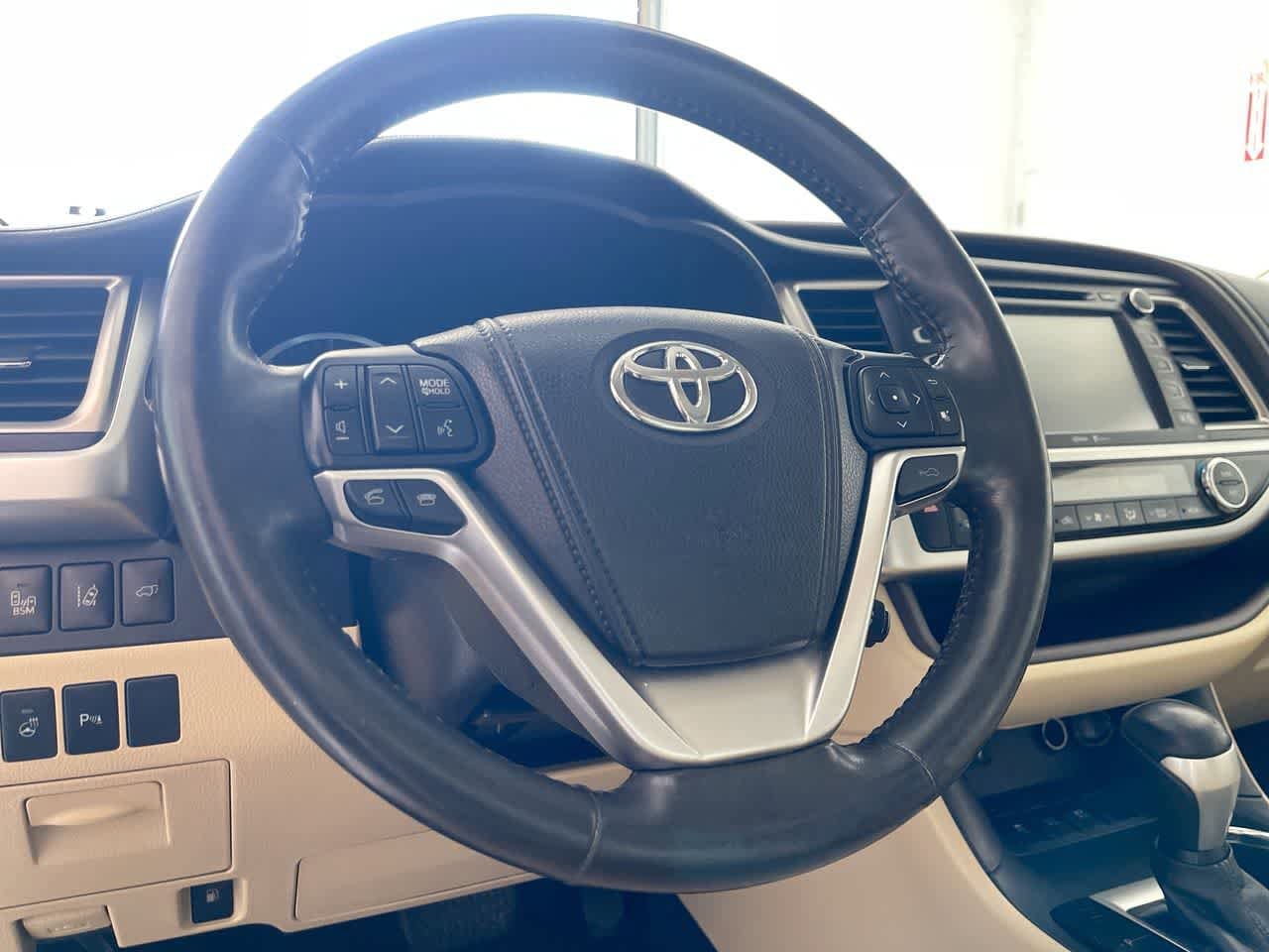 Thumbnail: 2015 Toyota Highlander - 14