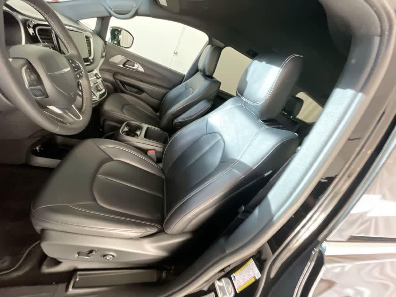 Thumbnail: 2025 Chrysler Pacifica - 11