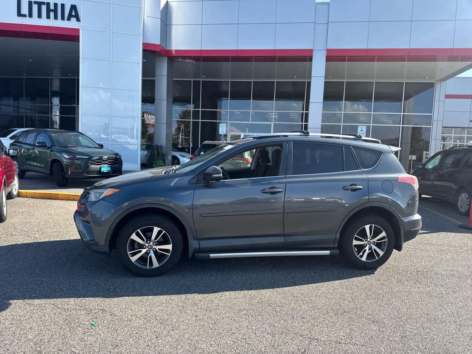 Thumbnail: 2018 Toyota RAV4 - 3