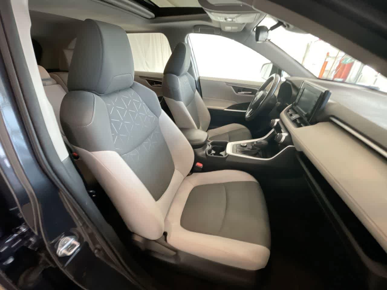 Thumbnail: 2020 Toyota RAV4 - 25