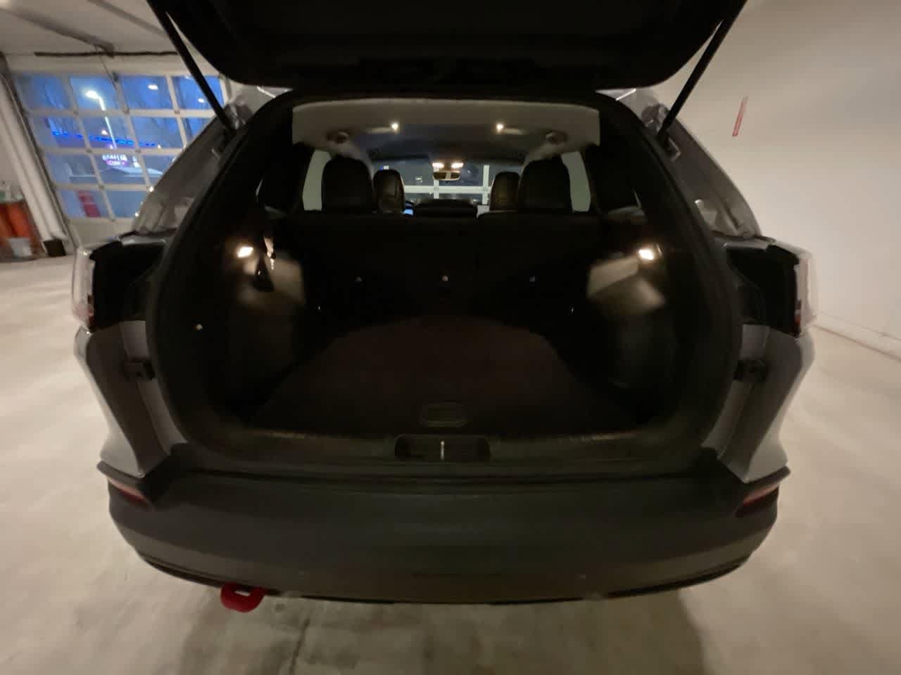 Thumbnail: 2019 Jeep Cherokee - 23