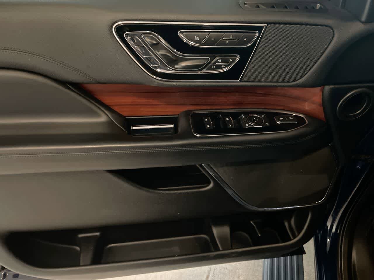 Thumbnail: 2019 Lincoln Navigator L - 13