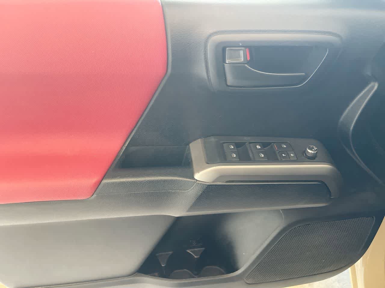 Thumbnail: 2016 Toyota Tacoma - 13