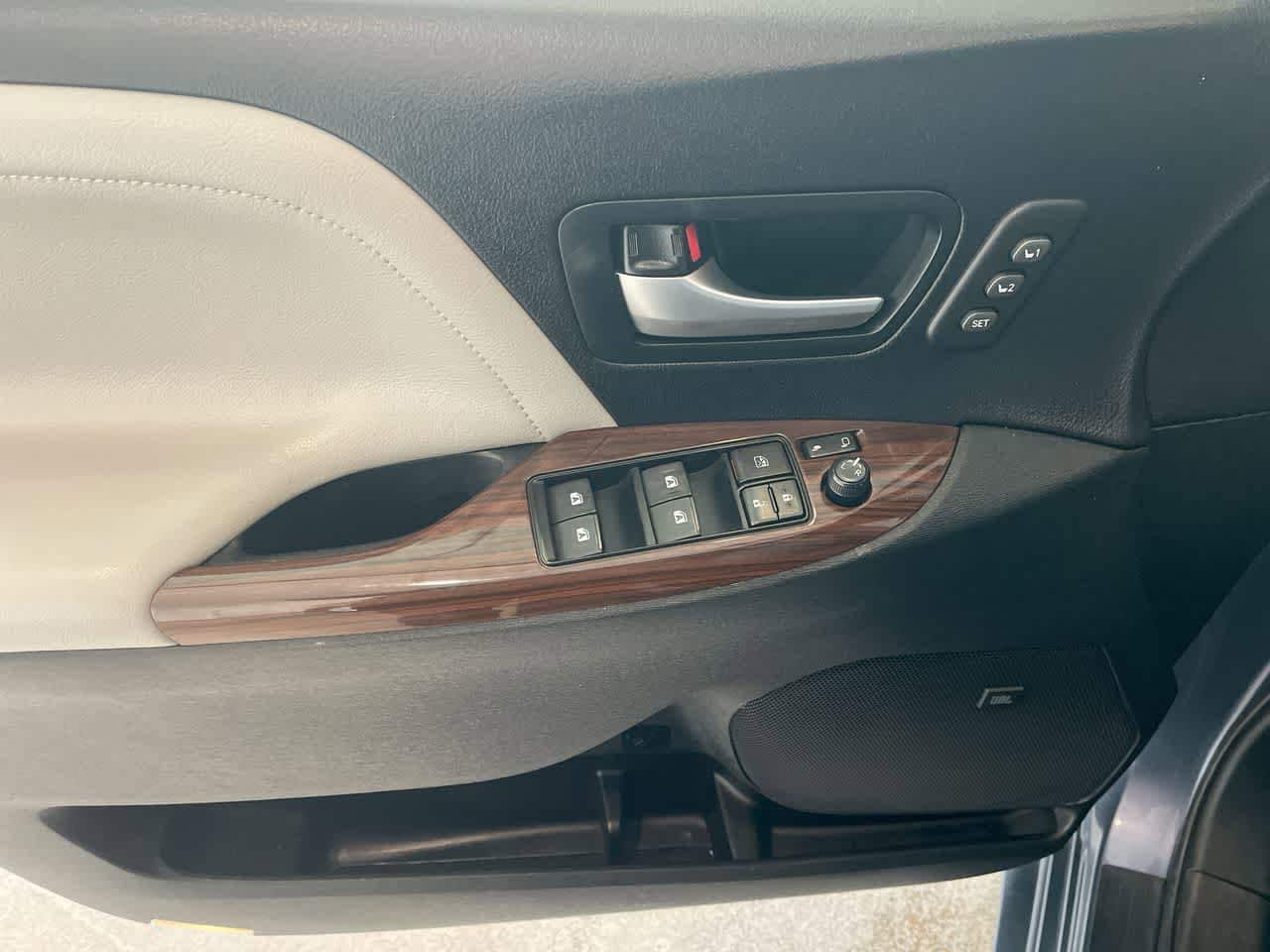 Thumbnail: 2017 Toyota Sienna - 13