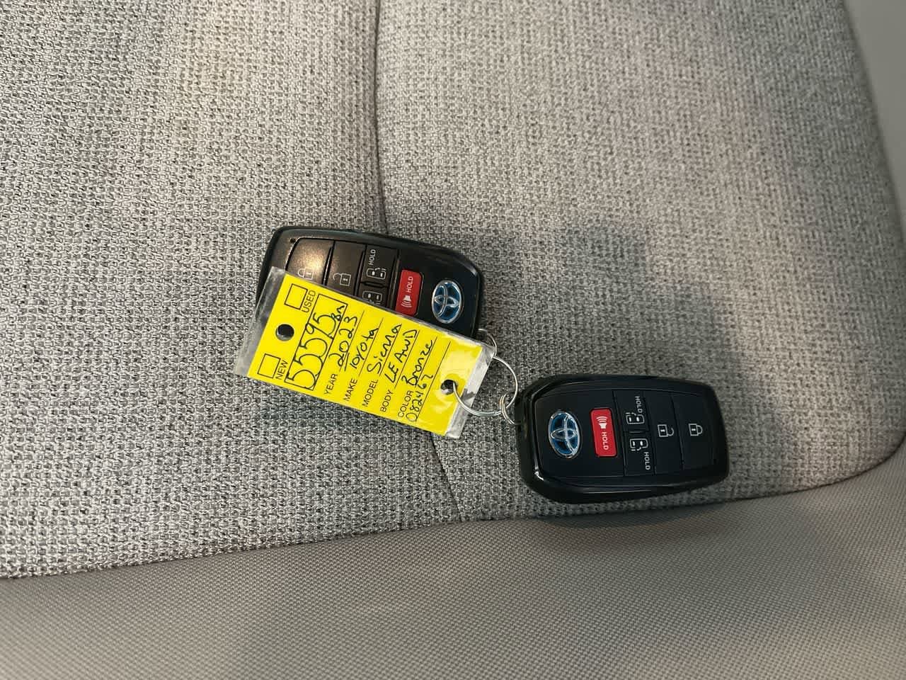 Thumbnail: 2023 Toyota Sienna - 27