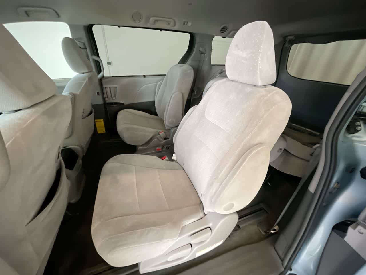 Thumbnail: 2015 Toyota Sienna - 21