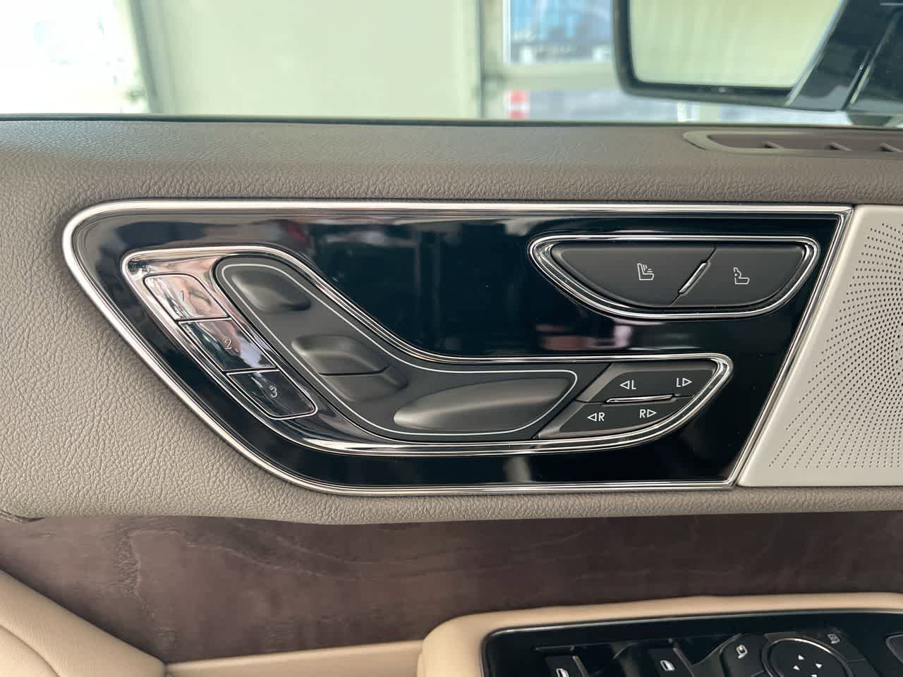 Thumbnail: 2022 Lincoln Navigator L - 12