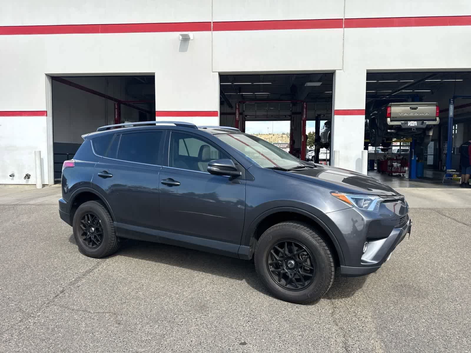 Thumbnail: 2018 Toyota RAV4 - 2