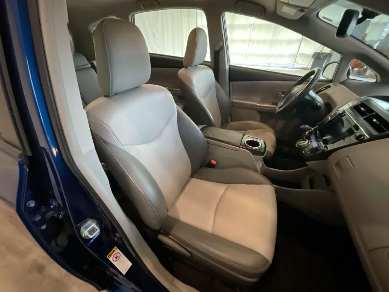 Thumbnail: 2017 Toyota Prius v - 24