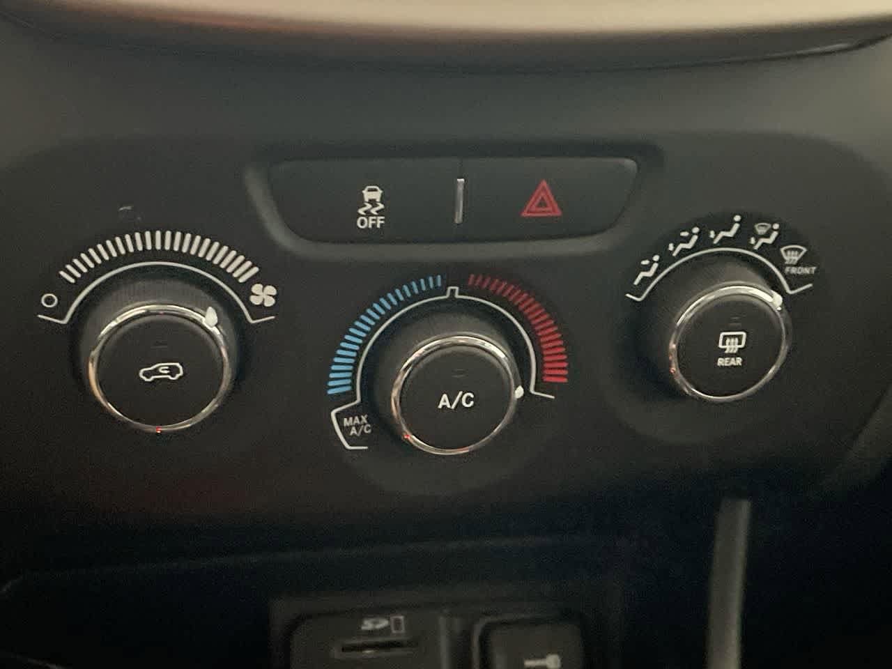 Thumbnail: 2015 Jeep Cherokee - 19